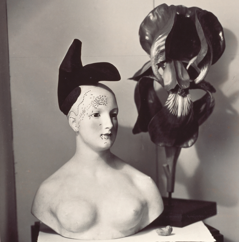 Sense títol. Versió del «Bust de dona retrospectiu» amb el «Barret-sabata» d'Elsa Schiaparelli i Salvador Dalí